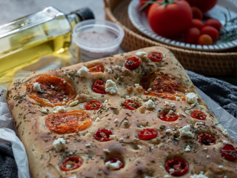 focaccia nera con pomodorini del piennolo