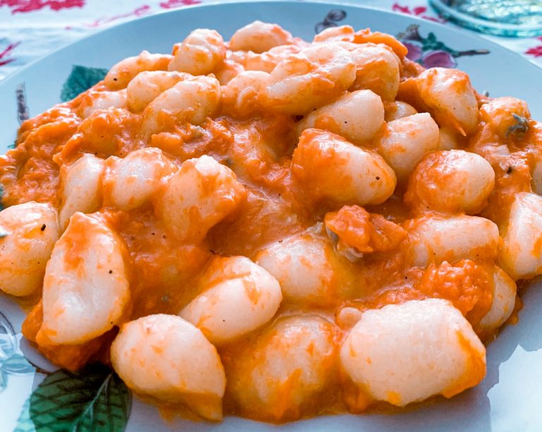 gnocchi con zucca salsiccia e porri