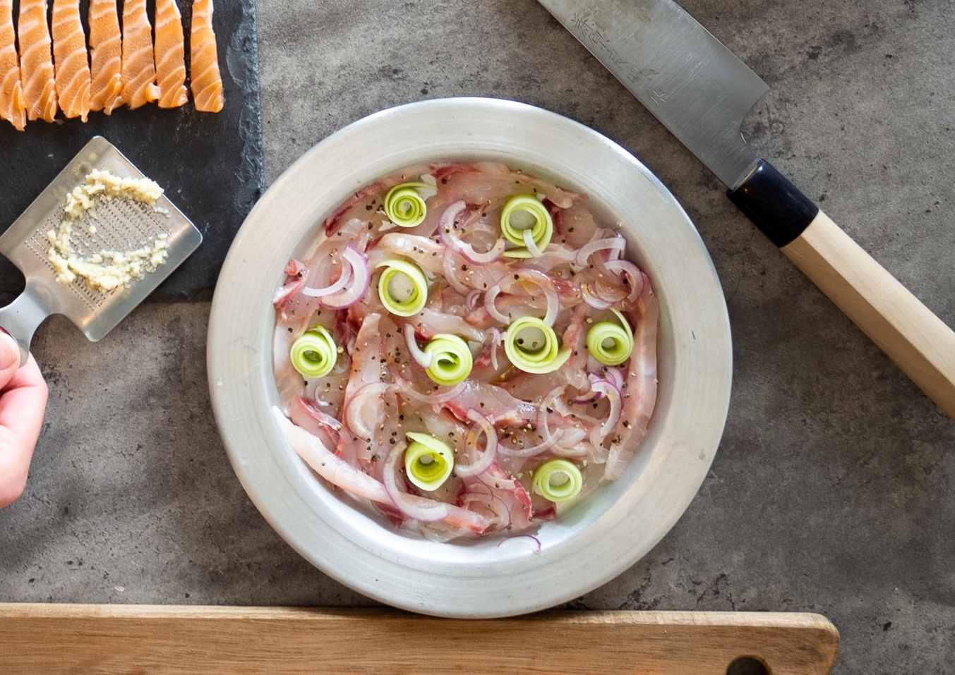 carpaccio di scorfano con avocado e funghi