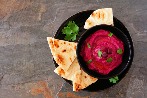 hummus di ceci e barbabietola servito con tortillas