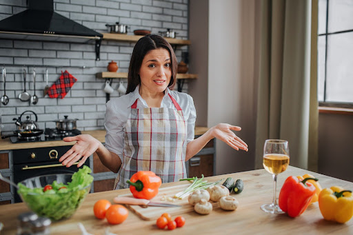 ragazza cucina alla prime armi ricette semplici