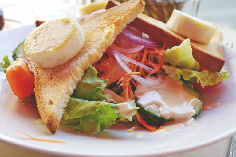 salade de chèvre chaud ricetta francese formaggio di capra