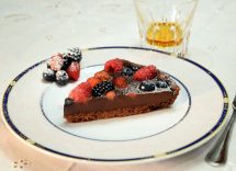 crostata vegana cioccolato fragole e frutti di bosco