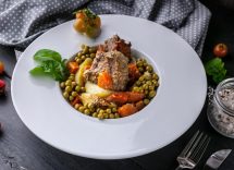 agnello in padella con patate e piselli ricetta