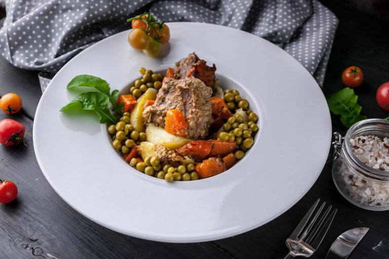 agnello in padella con patate e piselli ricetta