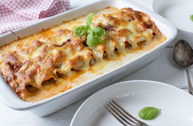 cannelloni ripieni di carne macinata e mozzarella