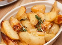 patate al forno tagliate a spicchi e condite con rosmarino