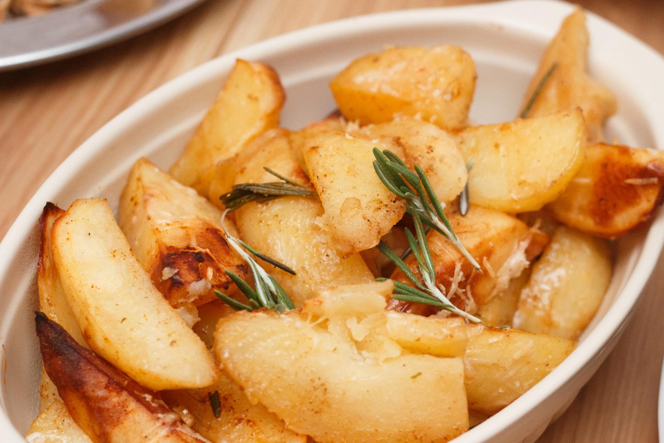 patate al forno tagliate a spicchi e condite con rosmarino