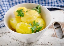 patate lesse sbucciate all'interno di una ciotola
