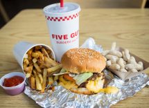 Five Guys: burger, patatine, arachidi e bibita