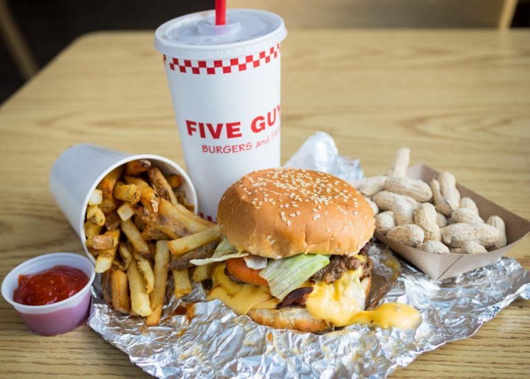 Five Guys: burger, patatine, arachidi e bibita