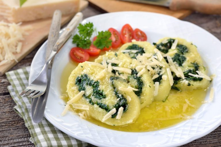 Rotolo di gnocchi alla romana con spinaci