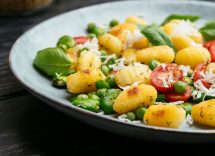 Gnocchi primavera ripieni con piselli e pomodorini