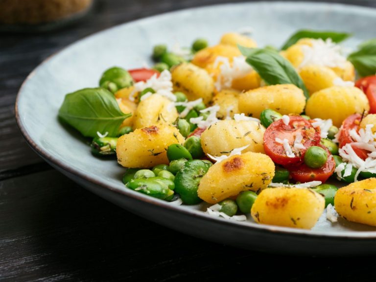 Gnocchi primavera ripieni con piselli e pomodorini