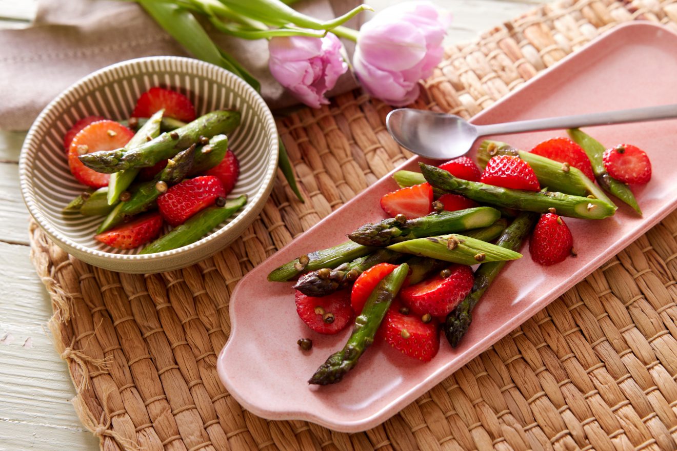 insalata di asparagi crudi e fragole ricetta