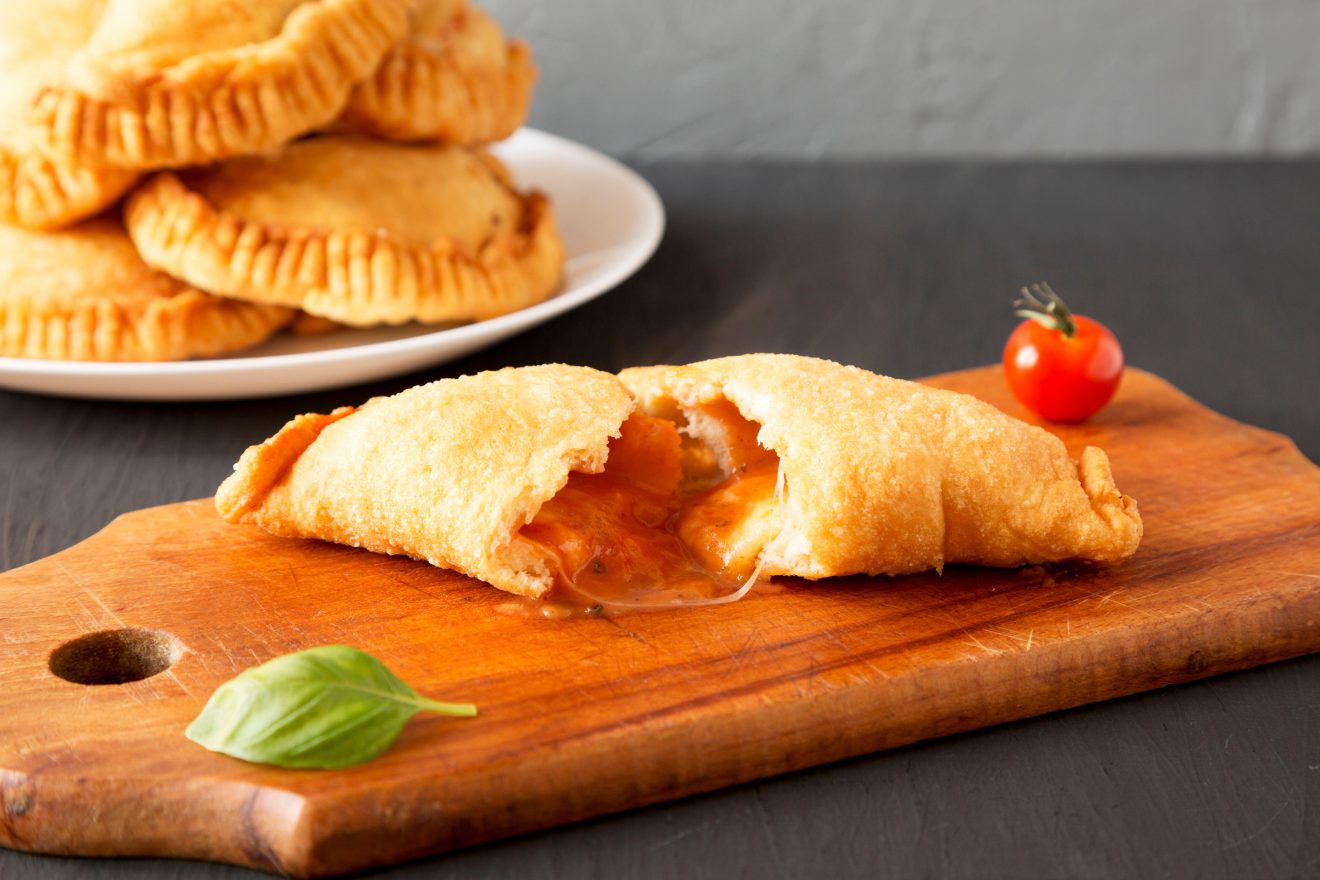 panzerotto pugliese con pomodoro e mozzarella