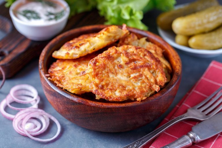 Rosti di patate e carote in padella