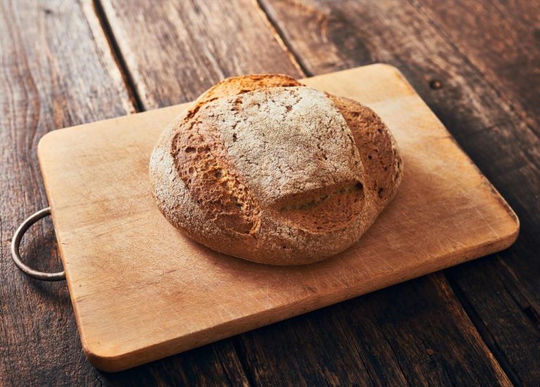 pane fatto in casa su un tagliere