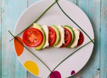 insalata caprese con avocado ricetta