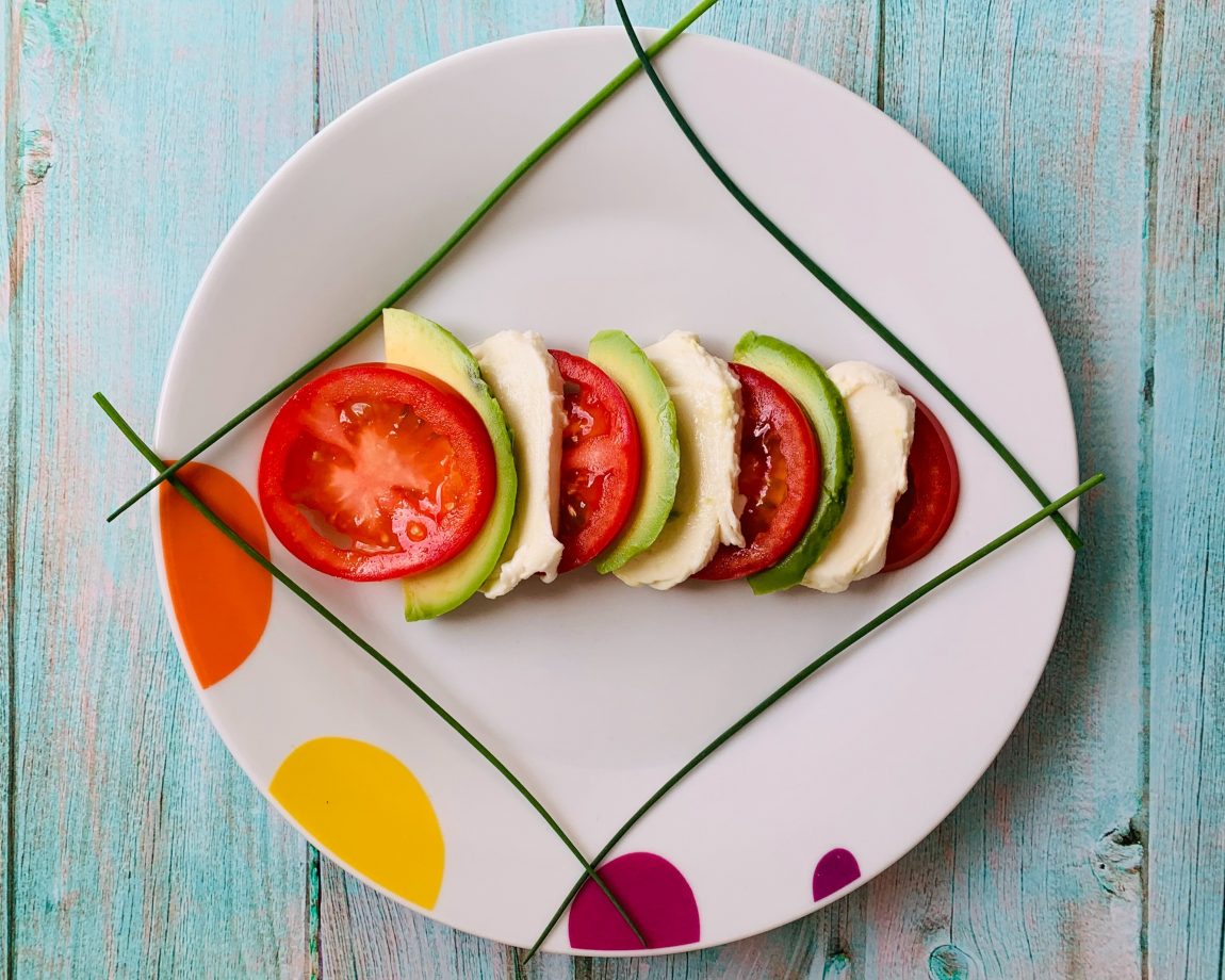 insalata caprese con avocado ricetta