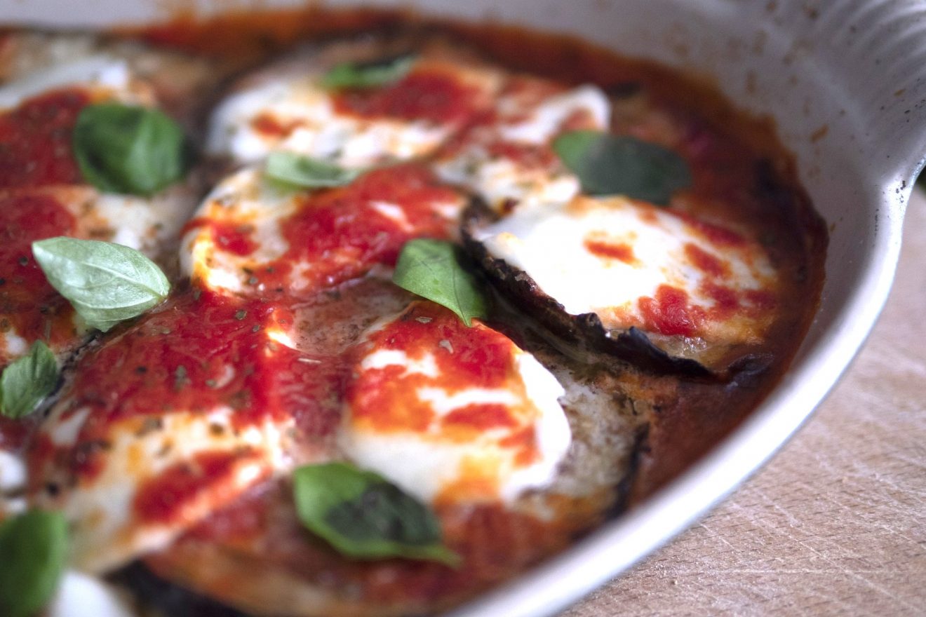 Parmigiana di melanzane e mozzarella fredda: ricetta estiva