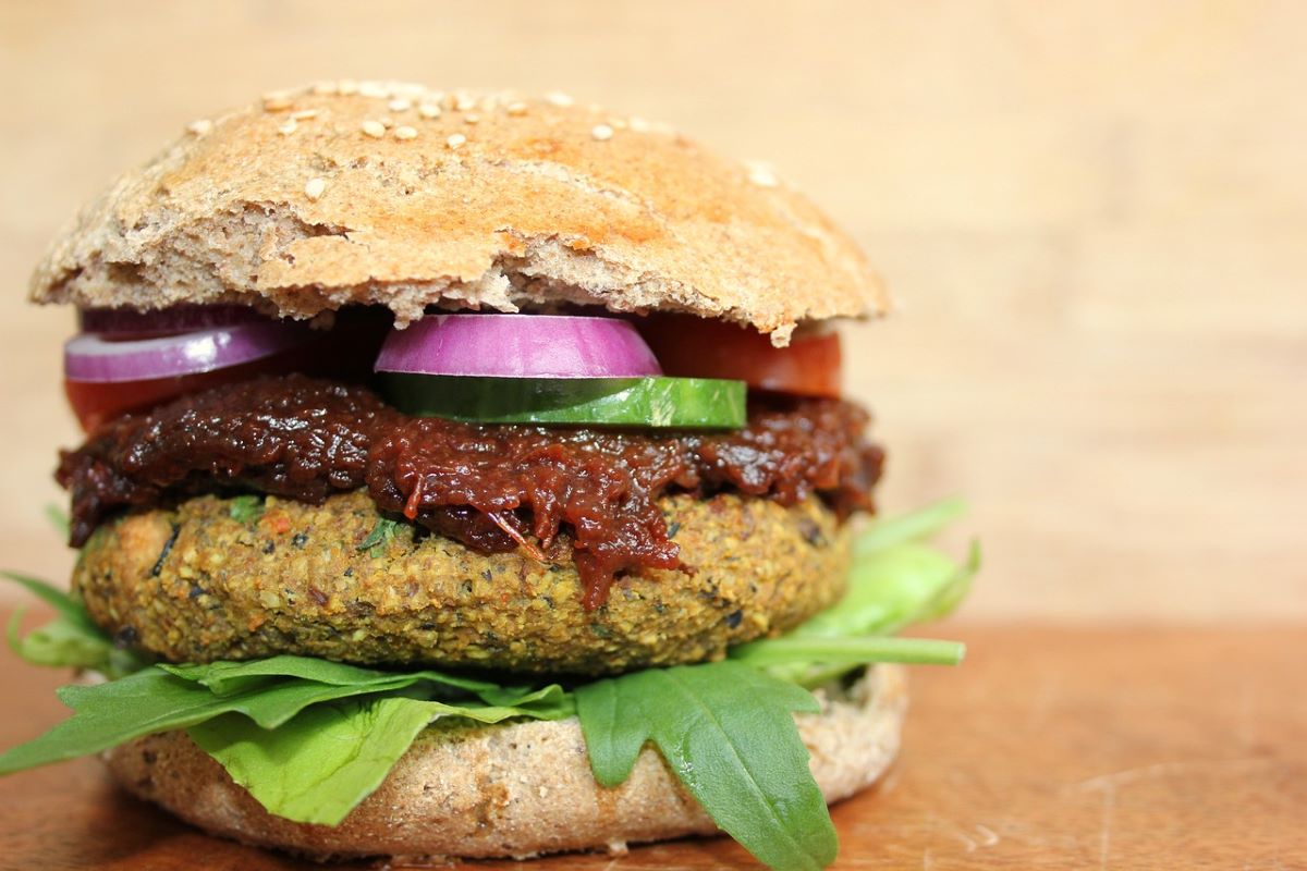 Il successo del burger vegano: sapore e sostenibilità