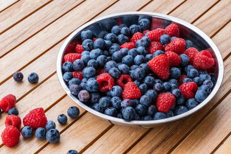 raspberries 5163812 1280