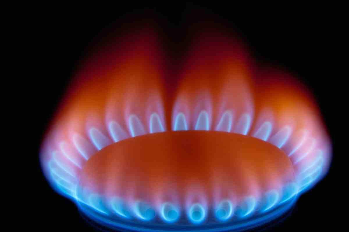 Attenzione alla fiamma dei fornelli, se diventa di questo colore sei a rischio, ecco perché