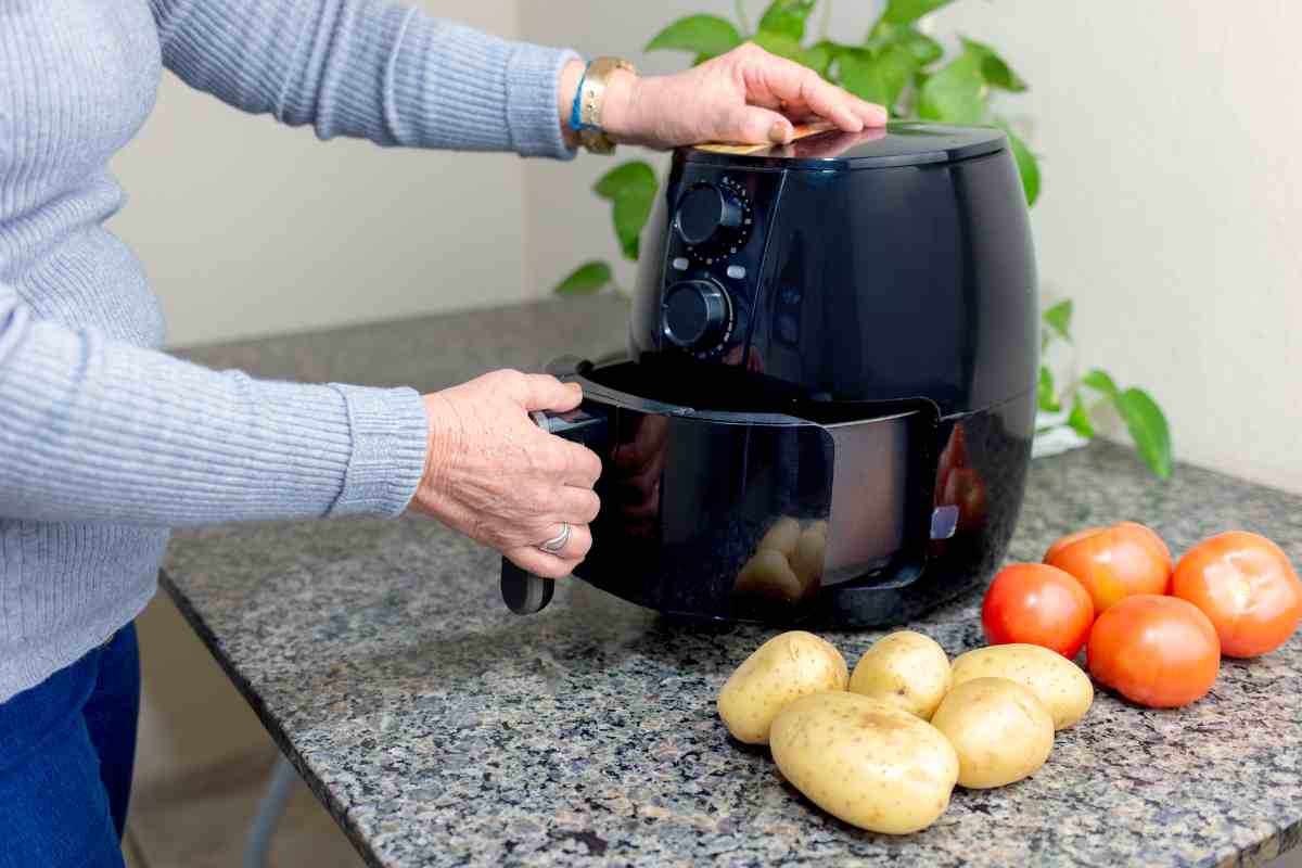 Pulire la friggitrice ad aria: ecco il trucchetto
