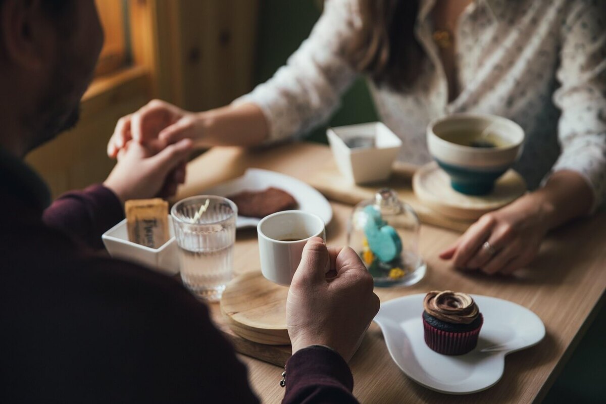 Come i suoni cambiano la percezione dei sapori a tavola